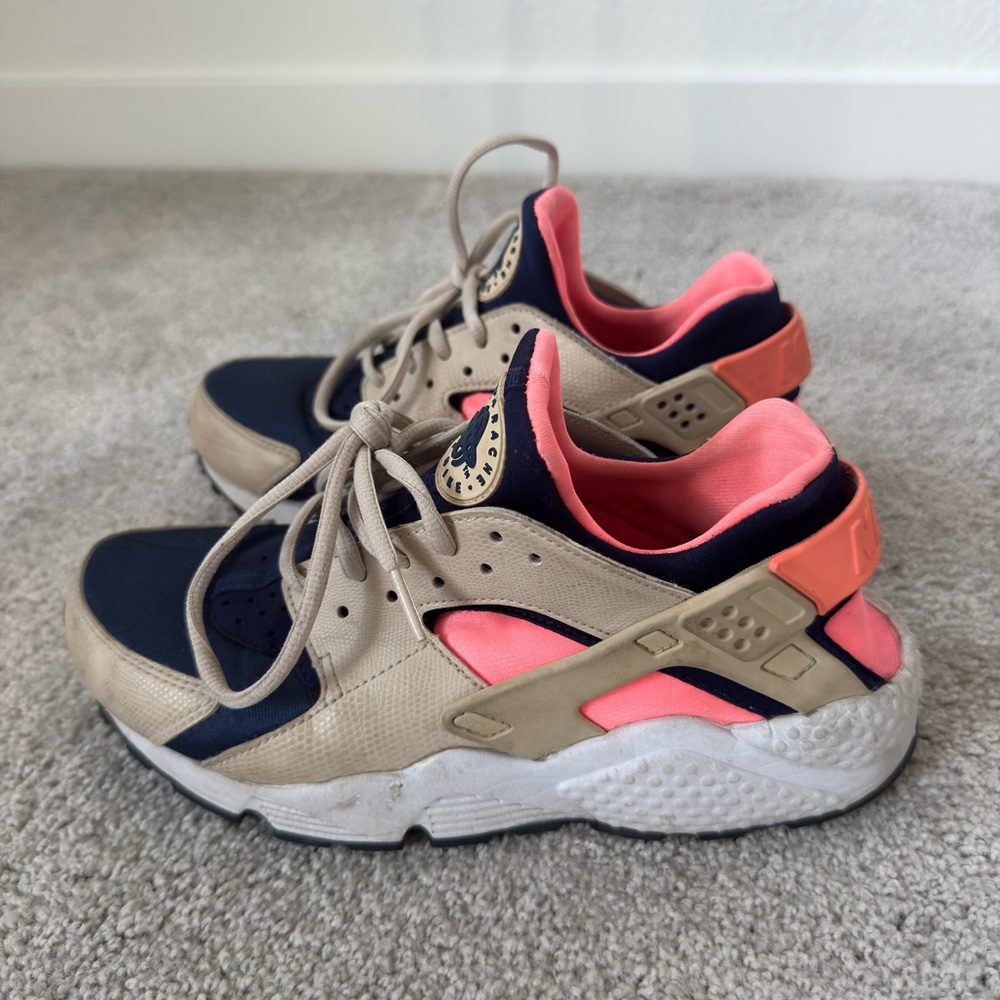 Nike Sneakers in Beige and Coral